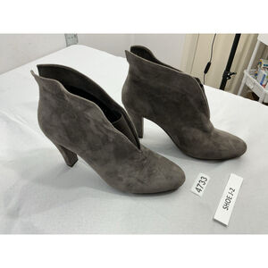 Womans Carvela Comfort Bootie Pull On 8.5/9 Brownish Gray V Front Stacked Heel